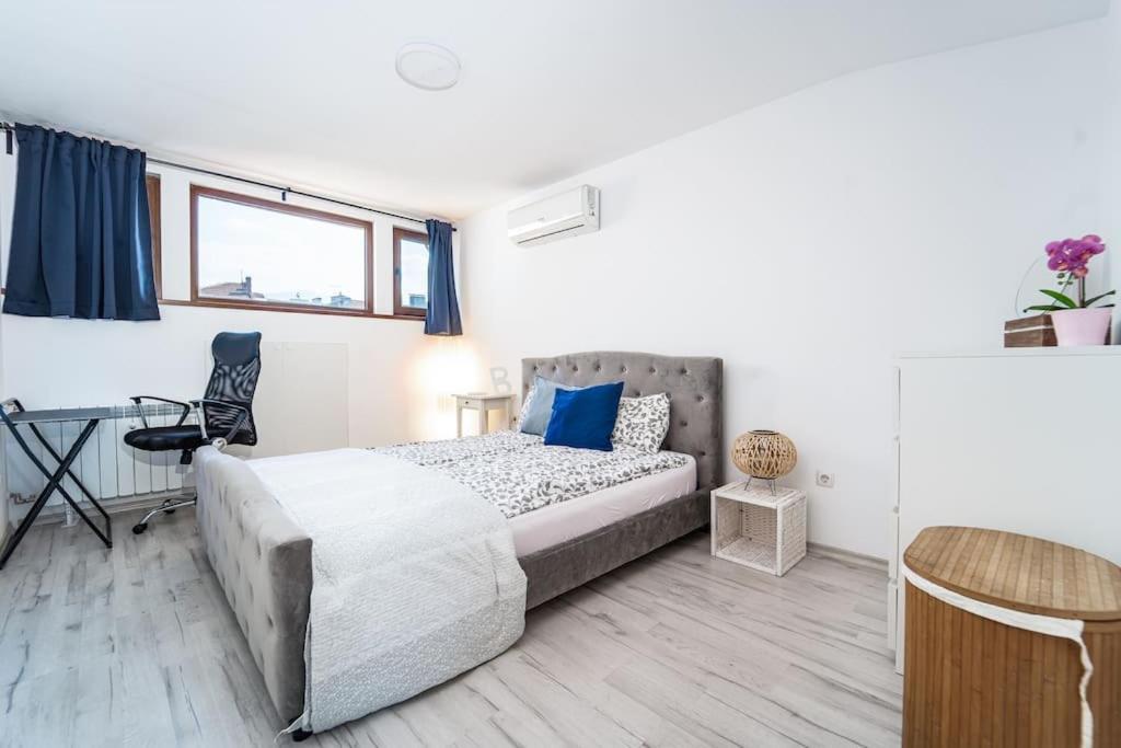 Central Apartment 2Bd Next To Vitosha Bul. Sofia Exteriör bild